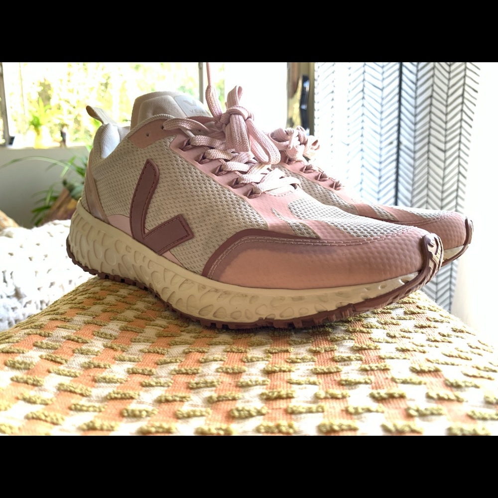 NEAR NEW Vegan & Sustainable Veja Condor Alveomesh Natural in Dried Petal